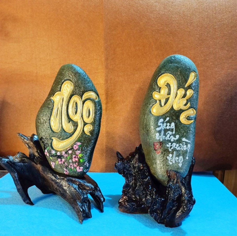 Đá Suiseki khắc chữ Ngộ