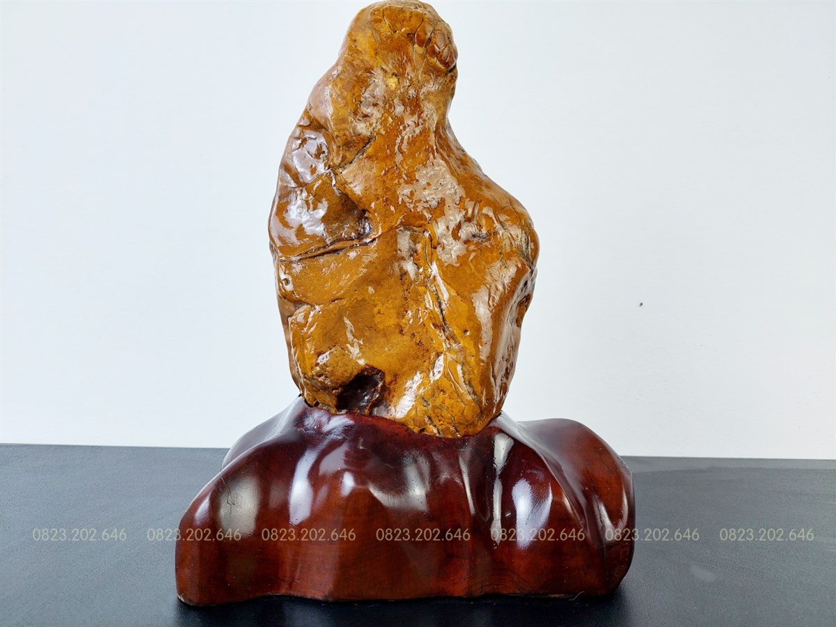 Đá Suiseki hình ngọn núi 